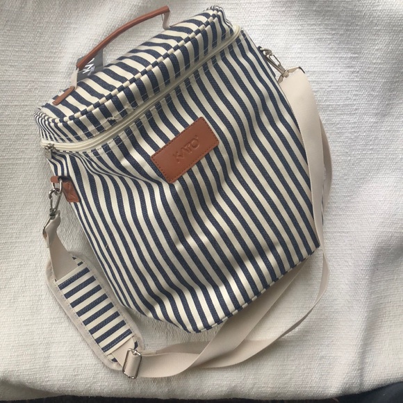 KATO Handbags - NWT INSULATED WINE SHOULDER BAG.